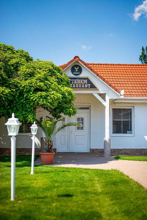 Aranyszarvas Panzió Szarvas Exterior foto