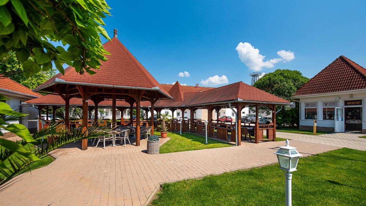 Aranyszarvas Panzió Szarvas Exterior foto