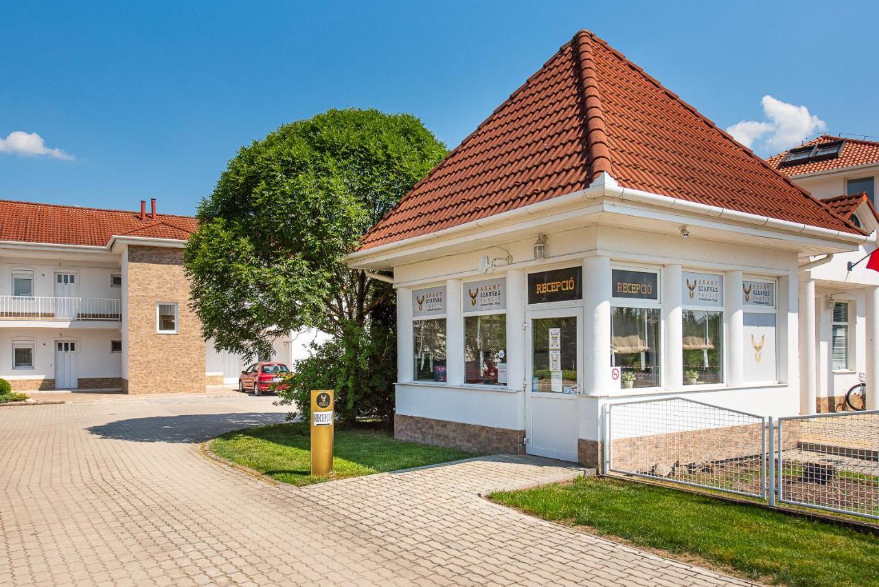 Aranyszarvas Panzió Szarvas Exterior foto