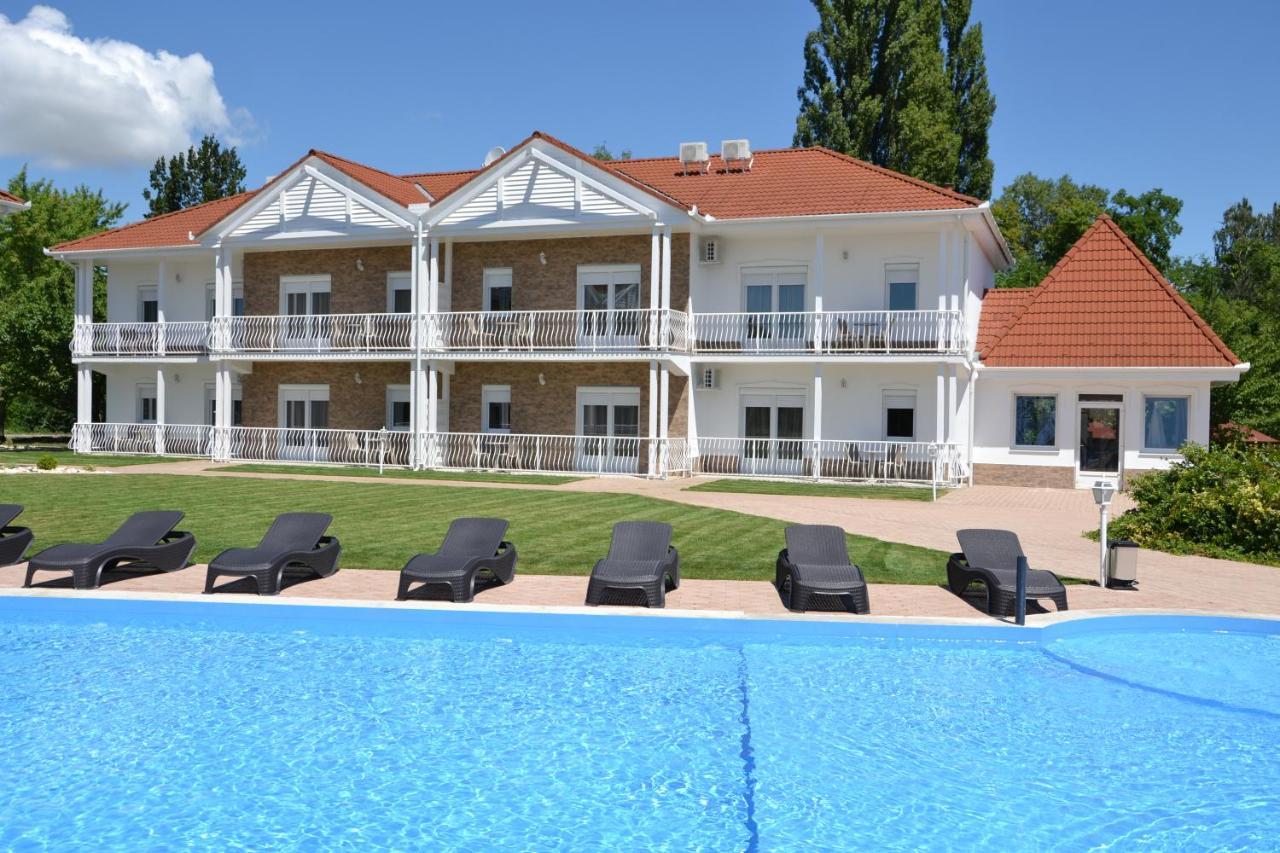 Aranyszarvas Panzió Szarvas Exterior foto